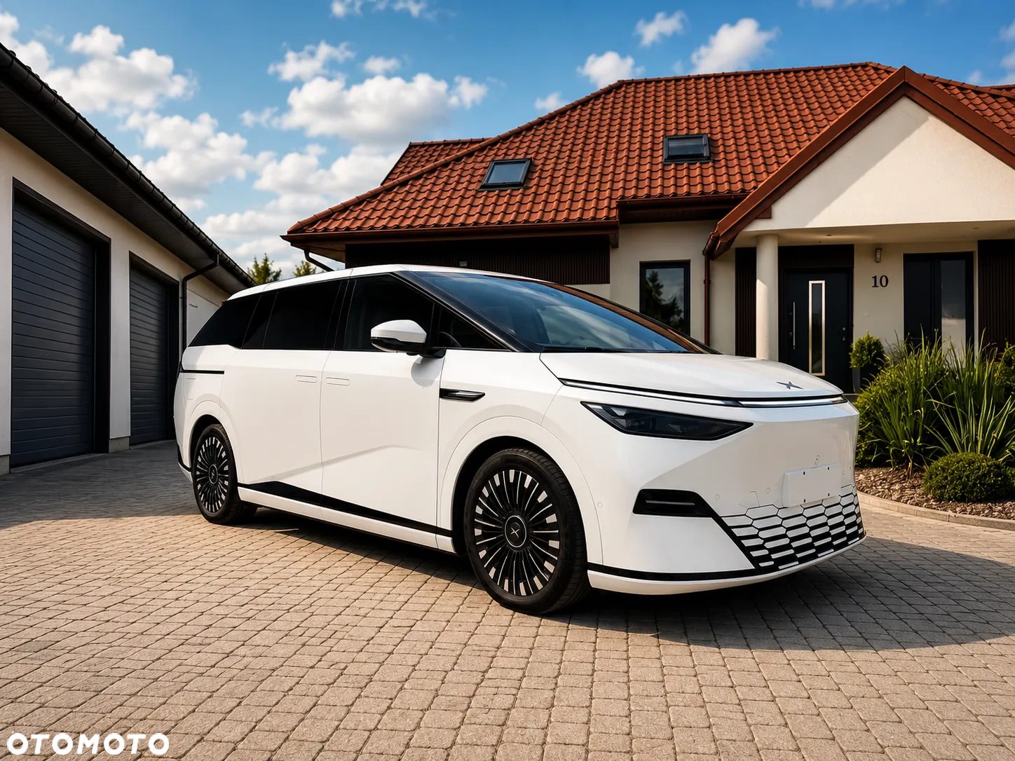 Biały XPeng X9