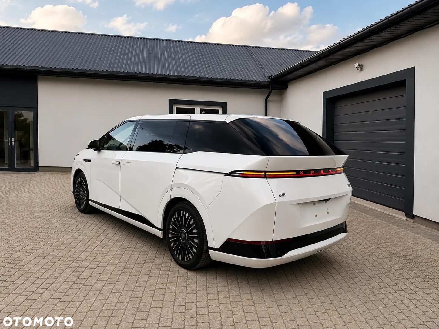 Biały XPeng X9 — zdjęcie 2