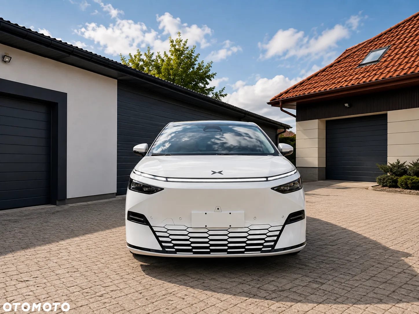 Biały XPeng X9 — zdjęcie 3
