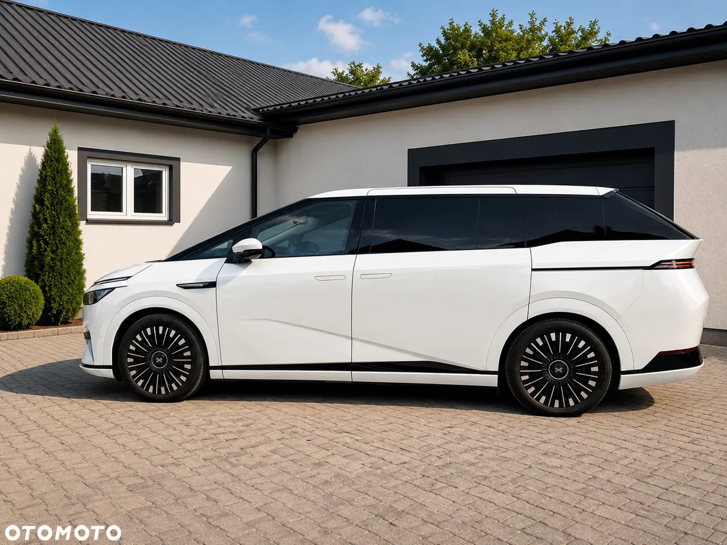 Biały XPeng X9 — zdjęcie 5