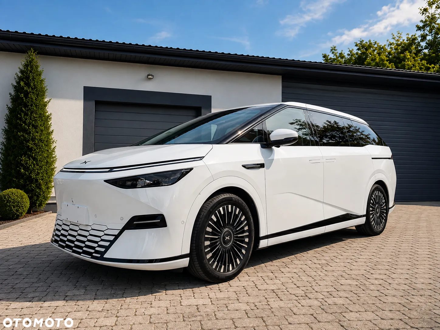 Biały XPeng X9 — zdjęcie 6