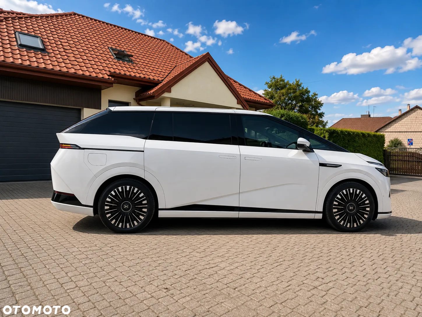 Biały XPeng X9 — zdjęcie 7